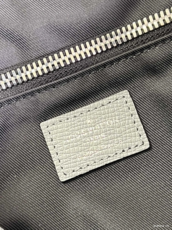 WIS NEW VUITTON MESSENGER FLAP LOUIS 1002